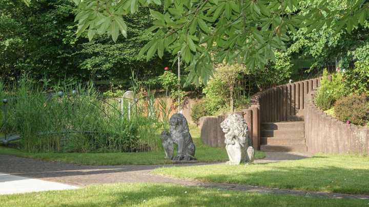 Exklusives Anwesen mit Einliegerwohnung, Garten und Schwimmhalle – Wohnen auf höchstem Niveau
