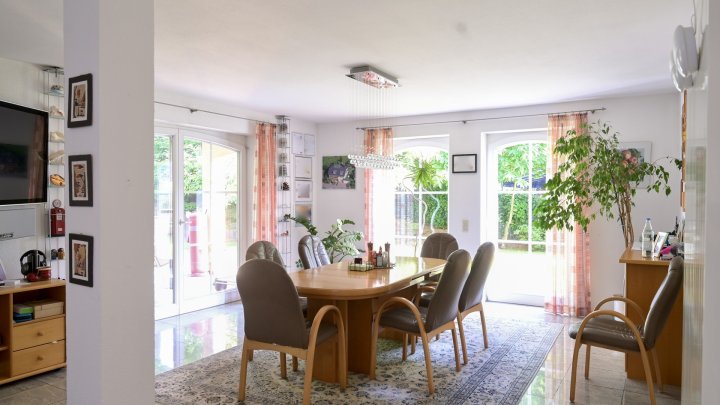 Exklusives Anwesen mit Einliegerwohnung, Garten und Schwimmhalle – Wohnen auf höchstem Niveau