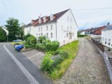 Hausansicht Altbau mit Einfahrt zum Hof