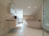 Das Badezimmer mit wunderschöner Eckbadewanne