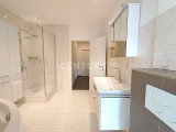 Das modernisierte Badezimmer in Blickrichtung Flur