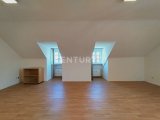 Das Wohnzimmer mit seinen schönen Dachgauben