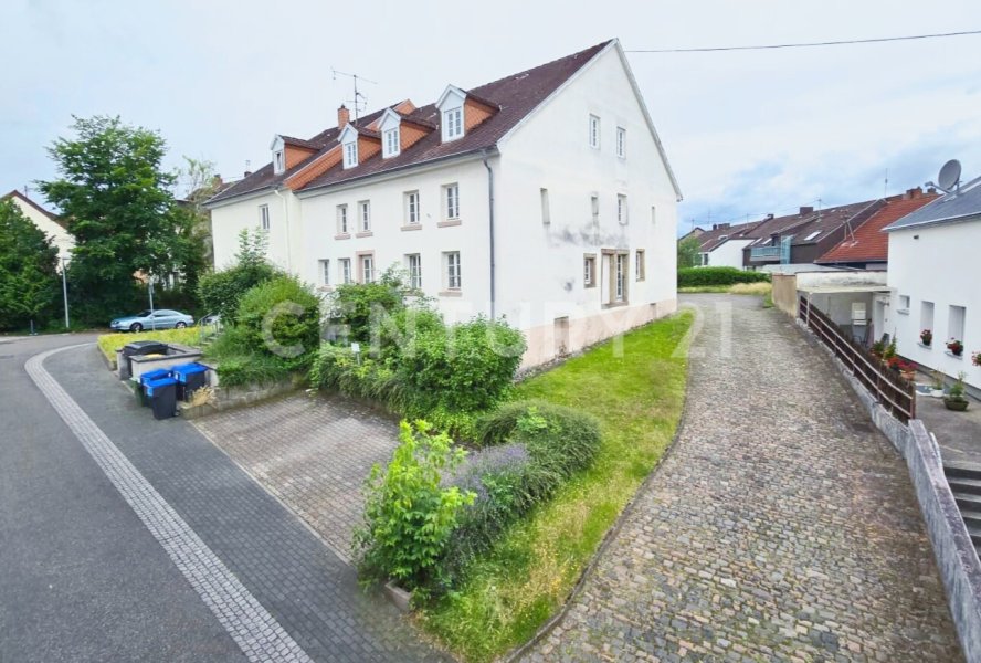 Hausansicht Altbau mit Einfahrt zum Hof