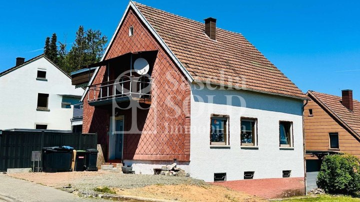 Freistehendes Zweifamilienhaus - teilweise saniert - mit Garten in guter Lage von St. Ingbert