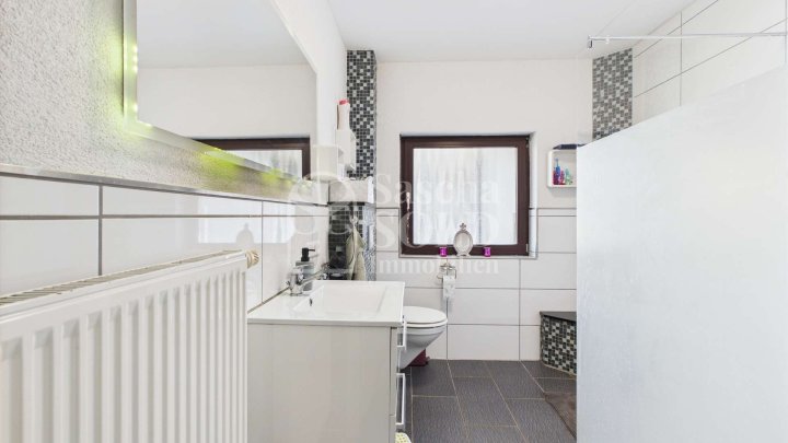 Freistehendes Zweifamilienhaus - teilweise saniert - mit Garten in guter Lage von St. Ingbert