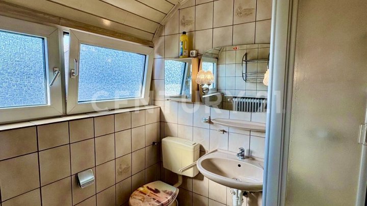 Geräumiges 1-2 Familienhaus in zentraler Lage - viel Platz für Ihre Ideen!