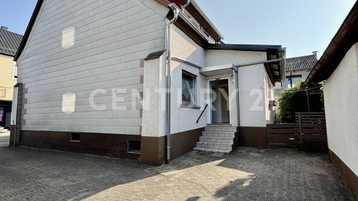 Geräumiges 1-2 Familienhaus in zentraler Lage - viel Platz für Ihre Ideen!