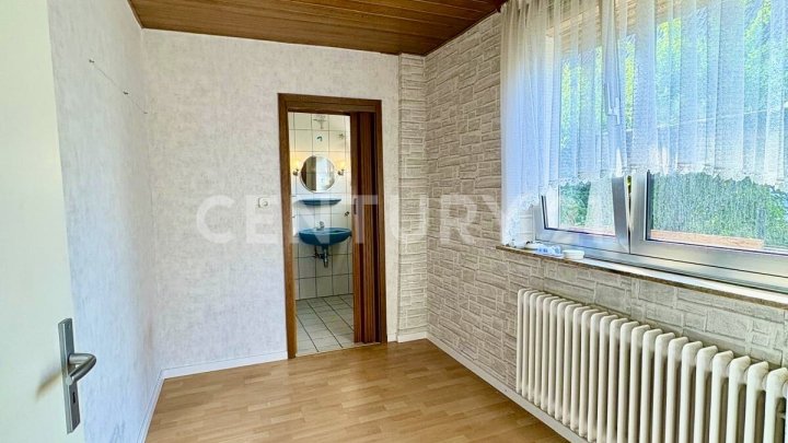 Geräumiges 1-2 Familienhaus in zentraler Lage - viel Platz für Ihre Ideen!