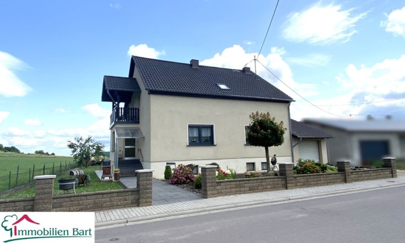 ACHTUNG AUTOSCHRAUBER/HANDWERKER! WOHNHAUS MIT 4 GARAGEN U. VIEL PLATZ!