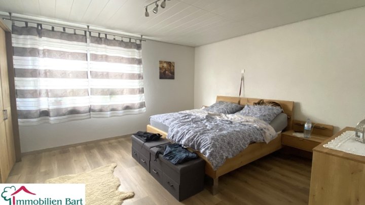 ACHTUNG AUTOSCHRAUBER/HANDWERKER! WOHNHAUS MIT 4 GARAGEN U. VIEL PLATZ!