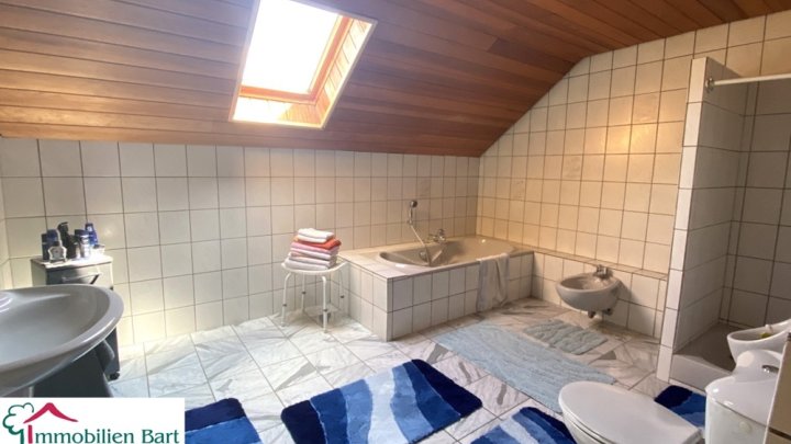 ACHTUNG AUTOSCHRAUBER/HANDWERKER! WOHNHAUS MIT 4 GARAGEN U. VIEL PLATZ!