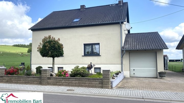 ACHTUNG AUTOSCHRAUBER/HANDWERKER! WOHNHAUS MIT 4 GARAGEN U. VIEL PLATZ!