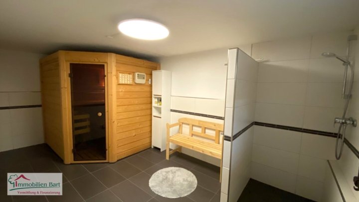 GRENZNÄHE: GERÄUMIGES UND SEHR GEPFLEGTES WOHNHAUS IN TOP WOHNLAGE!