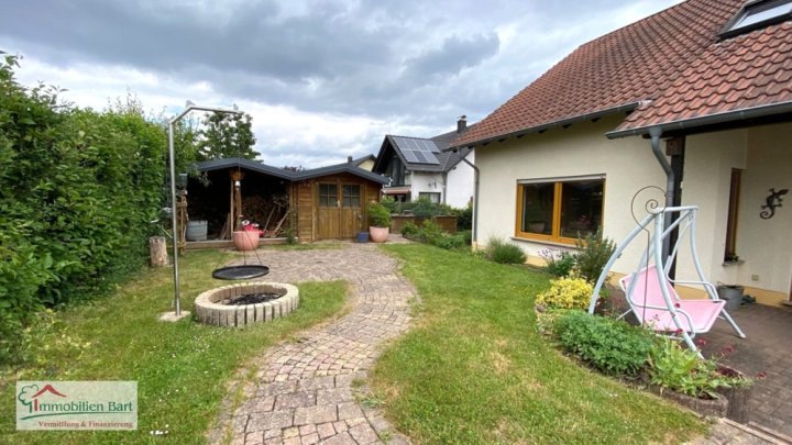 GRENZNÄHE: GERÄUMIGES UND SEHR GEPFLEGTES WOHNHAUS IN TOP WOHNLAGE!
