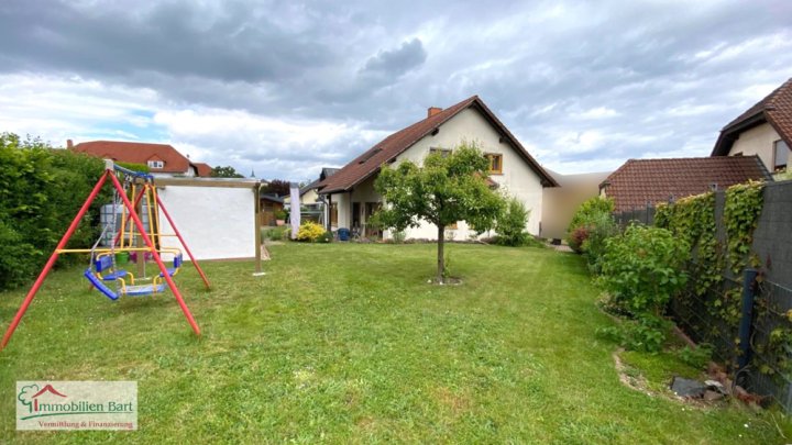 GRENZNÄHE: GERÄUMIGES UND SEHR GEPFLEGTES WOHNHAUS IN TOP WOHNLAGE!