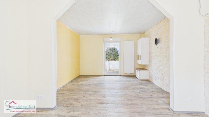 FREUDENBURG: FREISTEHENDES WOHNHAUS MIT ÜBERDACHTEM BALKON UND SICHT INS GRÜNE!