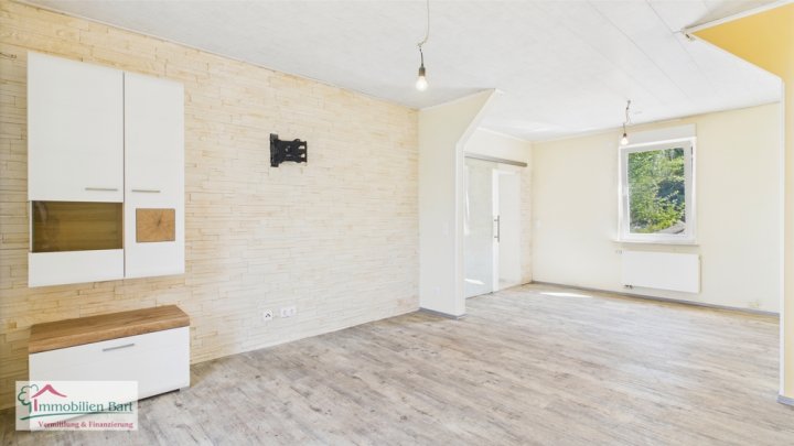 FREUDENBURG: FREISTEHENDES WOHNHAUS MIT ÜBERDACHTEM BALKON UND SICHT INS GRÜNE!