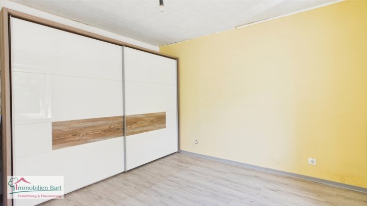 FREUDENBURG: FREISTEHENDES WOHNHAUS MIT ÜBERDACHTEM BALKON UND SICHT INS GRÜNE!