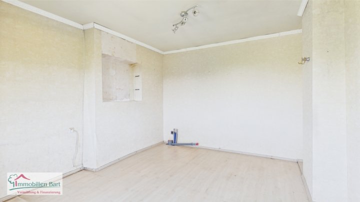 FREUDENBURG: FREISTEHENDES WOHNHAUS MIT ÜBERDACHTEM BALKON UND SICHT INS GRÜNE!