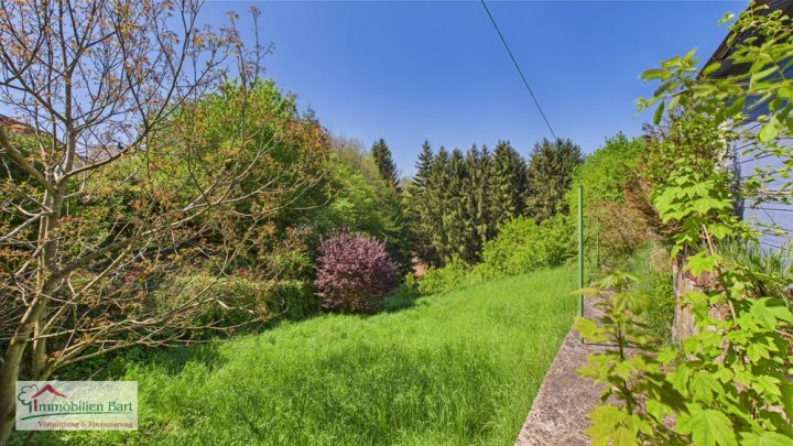 FREUDENBURG: FREISTEHENDES WOHNHAUS MIT ÜBERDACHTEM BALKON UND SICHT INS GRÜNE!