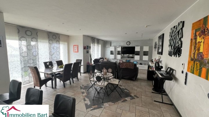 ORSCHOLZ: 200 M² WOHNHAUS / RUHIGE UND SONNIGE LAGE / GRENZNAH