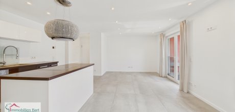 offener Wohn-/Essbereich mit Küche und Zugang zum Balkon