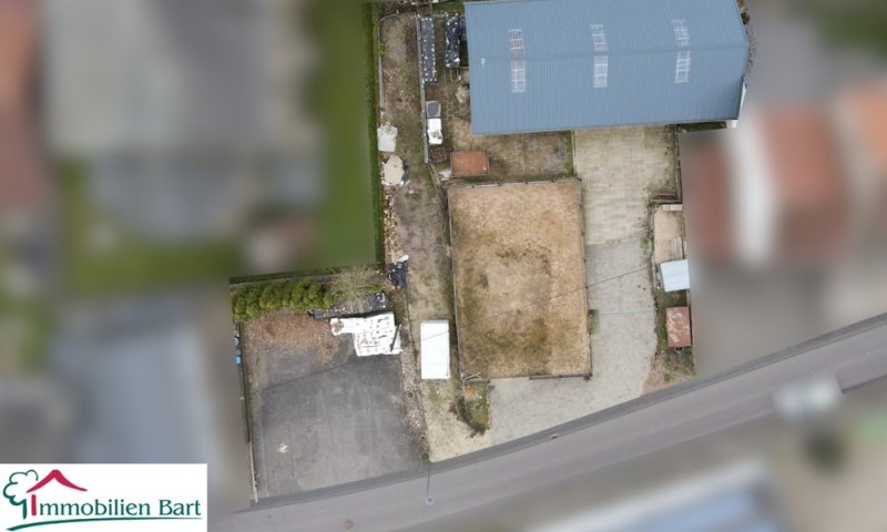 VIELSEITIGE MÖGLICHKEITEN! ZWEI BAUGRUNDSTÜCKE MIT GR. NEUWERTIGER HALLE!