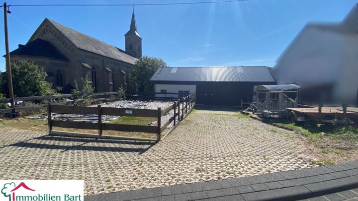 VIELSEITIGE MÖGLICHKEITEN! ZWEI BAUGRUNDSTÜCKE MIT GR. NEUWERTIGER HALLE!