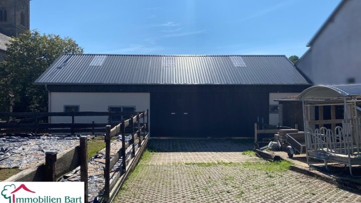 VIELSEITIGE MÖGLICHKEITEN! ZWEI BAUGRUNDSTÜCKE MIT GR. NEUWERTIGER HALLE!