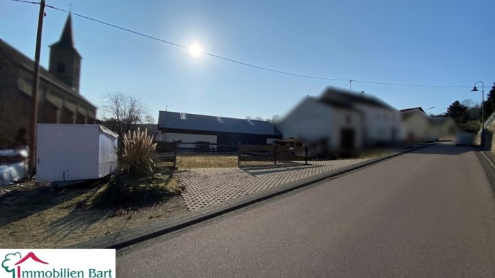 VIELSEITIGE MÖGLICHKEITEN! ZWEI BAUGRUNDSTÜCKE MIT GR. NEUWERTIGER HALLE!