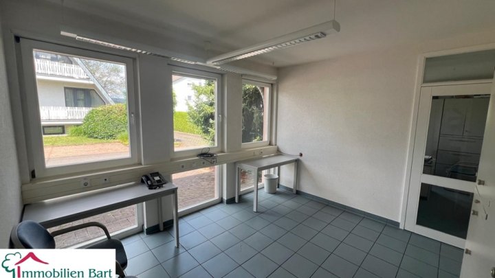 WADERN: MODERNES BÜROGEBÄUDE IN TOP LAGE