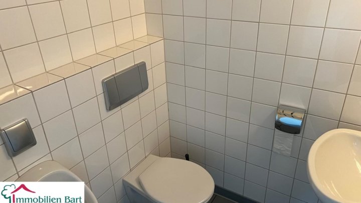 WADERN: MODERNES BÜROGEBÄUDE IN TOP LAGE