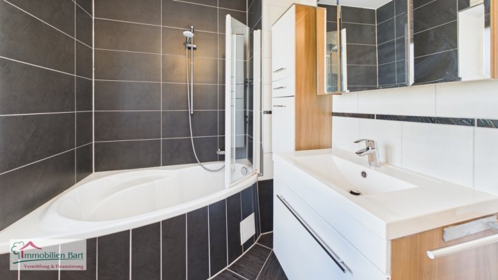 +2 MIN BIS L-REMICH:

ZWEIFAMILIENHAUS / 190 M² WFL. / 2 GARAGEN / 12 AR