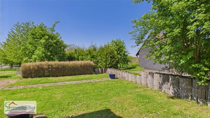 +2 MIN BIS L-REMICH:

ZWEIFAMILIENHAUS / 190 M² WFL. / 2 GARAGEN / 12 AR