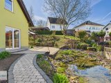 Terrasse mit Gartenteich