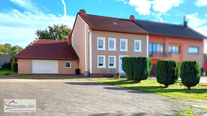 AUTOSCHRAUBER & TIERFREUNDE AUFGEPASST! GROßE GARAGE MIT RENOVIERTEM WOHNHAUS!
