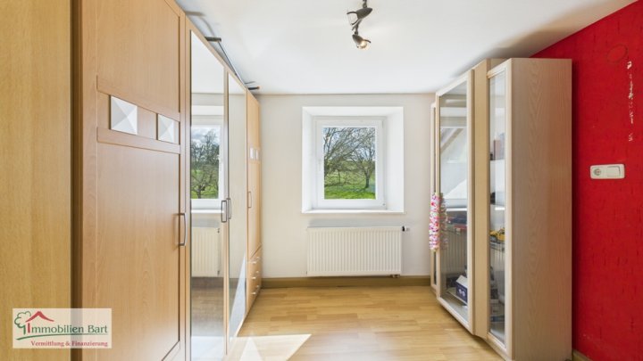 AUTOSCHRAUBER & TIERFREUNDE AUFGEPASST! GROßE GARAGE MIT RENOVIERTEM WOHNHAUS!