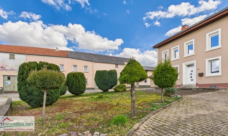 AUTOSCHRAUBER & TIERFREUNDE AUFGEPASST! GROßE GARAGE MIT RENOVIERTEM WOHNHAUS!