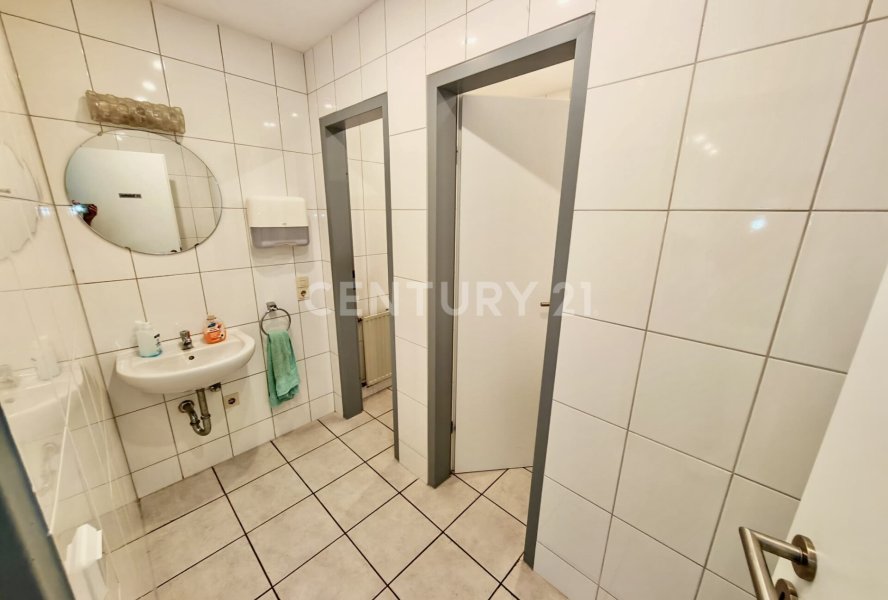 grosszügiges Kunden WC