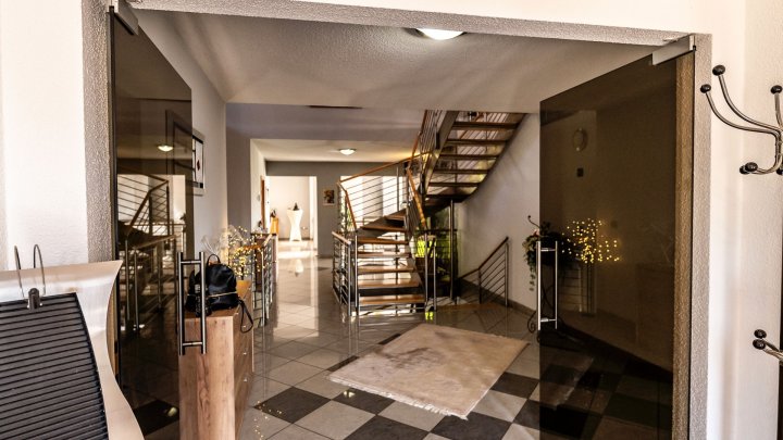 Luxus trifft Weitblick–Großzügiges Anwesen mit Einliegerwohnung, Pool & Wellnessbereich zu verkaufen