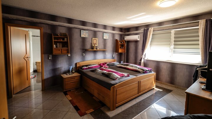 Luxus trifft Weitblick–Großzügiges Anwesen mit Einliegerwohnung, Pool & Wellnessbereich zu verkaufen