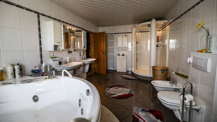 Luxus trifft Weitblick–Großzügiges Anwesen mit Einliegerwohnung, Pool & Wellnessbereich zu verkaufen
