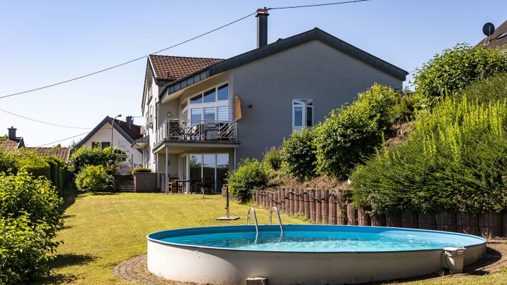 Luxus trifft Weitblick–Großzügiges Anwesen mit Einliegerwohnung, Pool & Wellnessbereich zu verkaufen