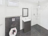 Badezimmer mit bodentiefer Dusche