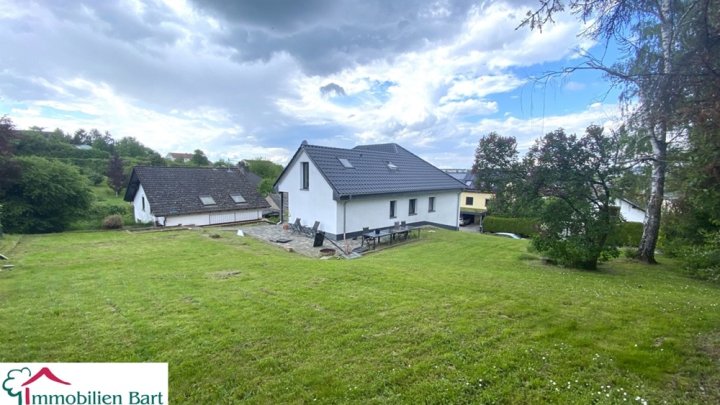 HAUS MIT 3 WOHNUNGEN + NEBENGEBÄUDE, GRENZE L-WORMELDANGE