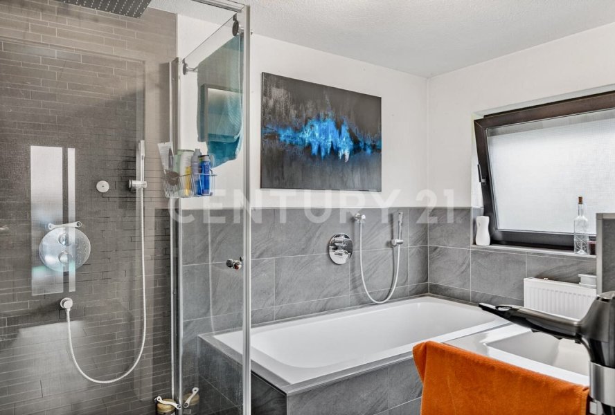 renoviertes Badezimmer in der oberen Wohnung