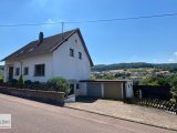 Seitenansicht mit Garagen