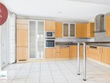 Küche mit Zugang zum Balkon 