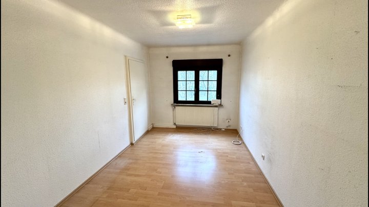 Großzügiges Zweifamilienhaus mit Entwicklungspotenzial in Wadgassen/Hostenbach