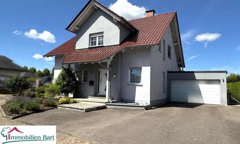 GEPFLEGTES WOHNHAUS MIT 60 M² GARAGE / 15 MIN. BIS ZUR GRENZE!